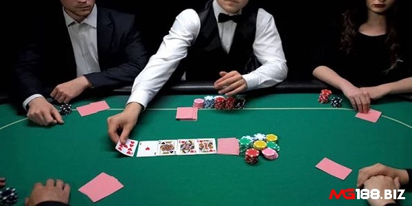 Community Card Poker sử dụng 2 bộ bài riêng