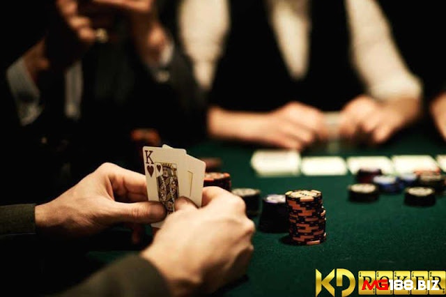 Việc đọc bài poker sẽ giúp người chơ phán đoán được lá bài đối thủ để đưa ra quyết định đúng đắn