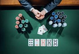 Bài rác trong Poker là gì? Tìm hiểu ngay khái niệm và ý nghĩa