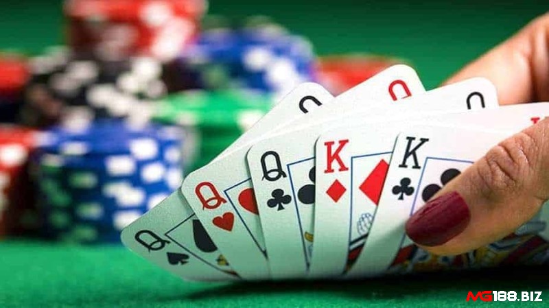 Điểm chung của Xì tố và Poker nằm ở cách ghép bài thành bộ 5 lá