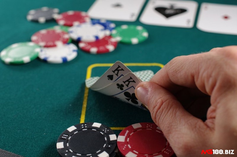 Một trong những điểm để phân biệt Xì tố và Poker chính là số lá bài dùng chung
