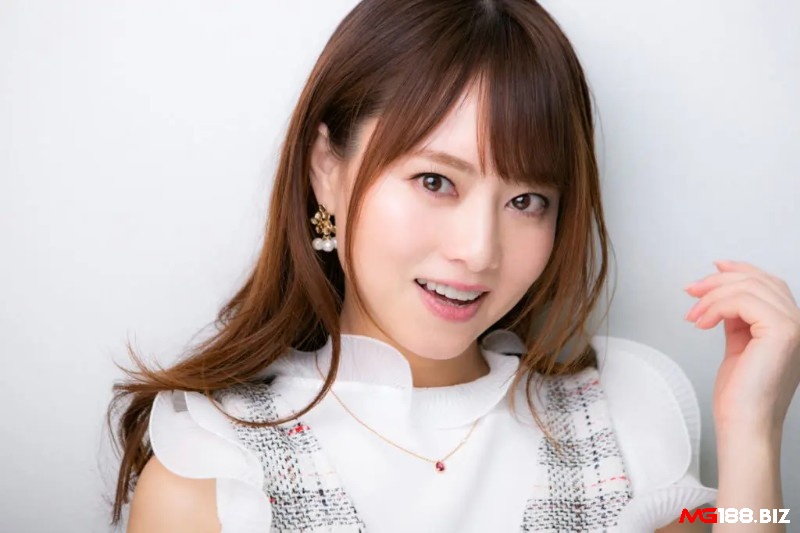 Akiho là diễn viên sinh năm 1984 