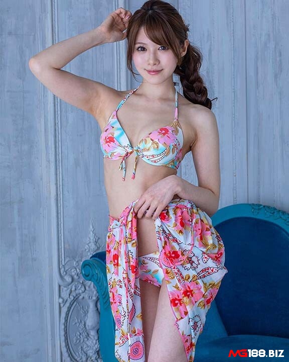 Minami nổi tiếng bởi vẻ ngoài quyến rũ và cuốn hút