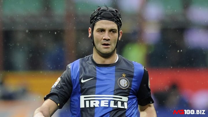 Cristian Eugen Chivu là một cầu thủ đa năng đã lọt vào đội hình xuất sắc nhất Inter Milan