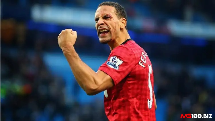 Trung vệ máu lửa Rio Ferdinand trong Đội hình xuất sắc nhất Manchester United