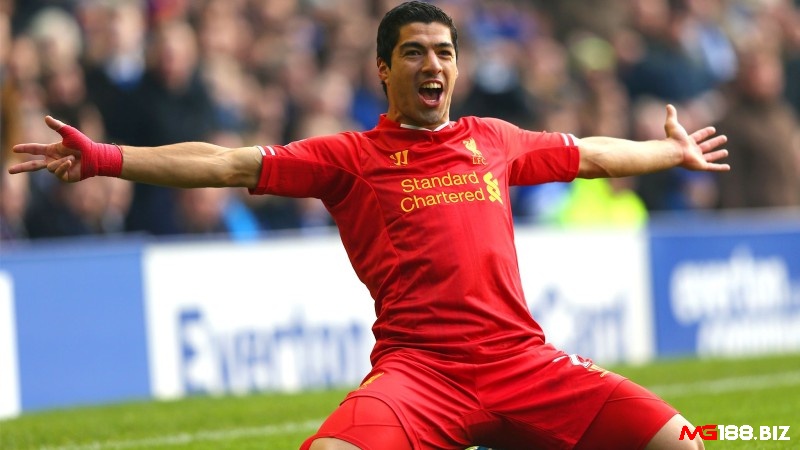 “Kẻ lắm chiêu” Suarez, tiền đạo cắm trong đội hình xuất sắc nhất Liverpool tại ngoại hạng Anh