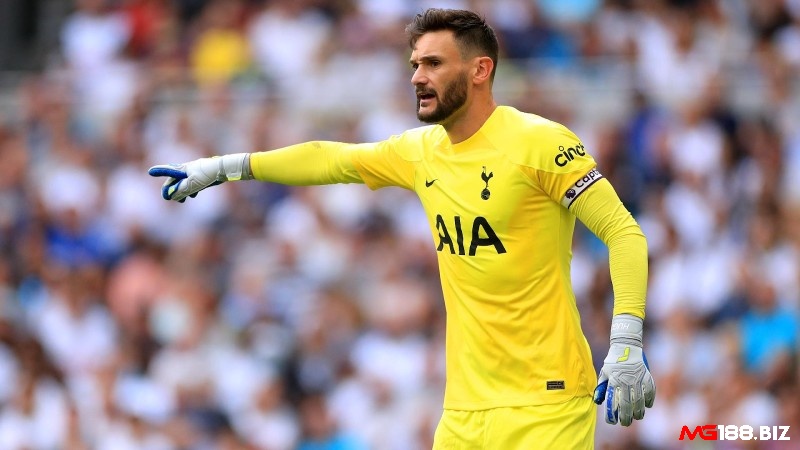 Hugo Lloris có mặt trong đội hình xuất sắc nhất Tottenham và là đội trưởng nhiều năm