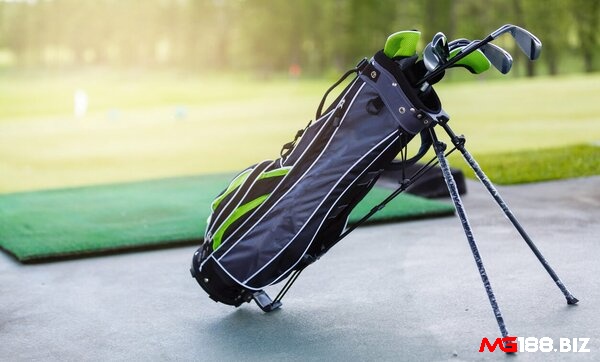 Stand Bag có thêm 2 chân nên có thể đứng vững trên sân