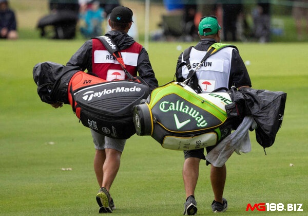 Tour Bag có thể chứa nhiều vật dụng của golfer