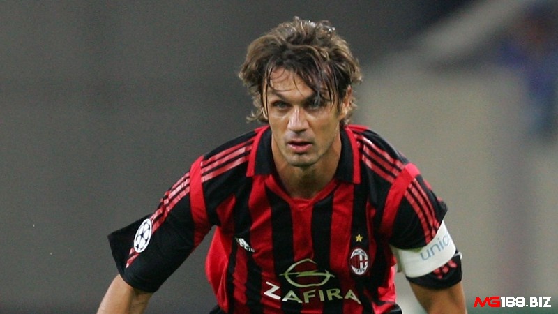 Đội hình xuất sắc nhất AC Milan cho vị trí hậu vệ trái đó là Maldini