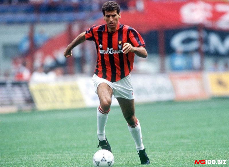 Mauro Tassotti chơi xuất sắc ở vị trí hậu vệ cho câu lạc bộ AC Milan