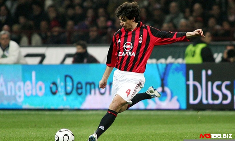 Tiền vệ Demetrio Albertini ấn tượng trong đội hình xuất sắc nhất AC Milan