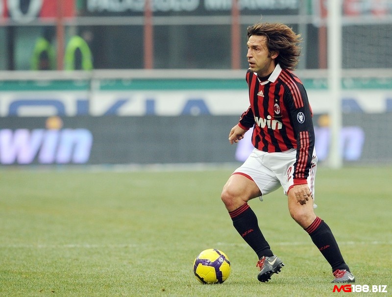 Đội hình xuất sắc nhất AC Milan có tiền vệ Pirlo với lối chơi kỷ luật