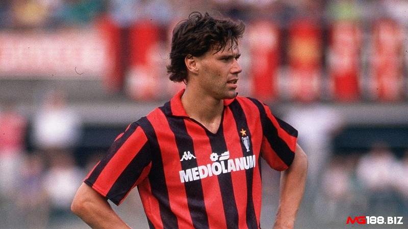 Đội hình xuất sắc nhất AC Milan phong độ ổn định - tiền đạo Marco van Basten