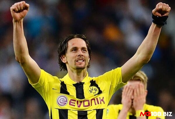 Neven Subotic ghi 18 bàn thắng trong 8 năm khoác áo Dortmund 