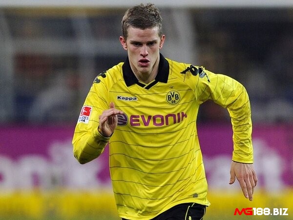 Sven Bender thể hiện khả năng lên công về thủ hiệu quả