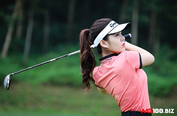 Mũ lưỡi trai nửa đầu được các golfer nữ ưa chuộng